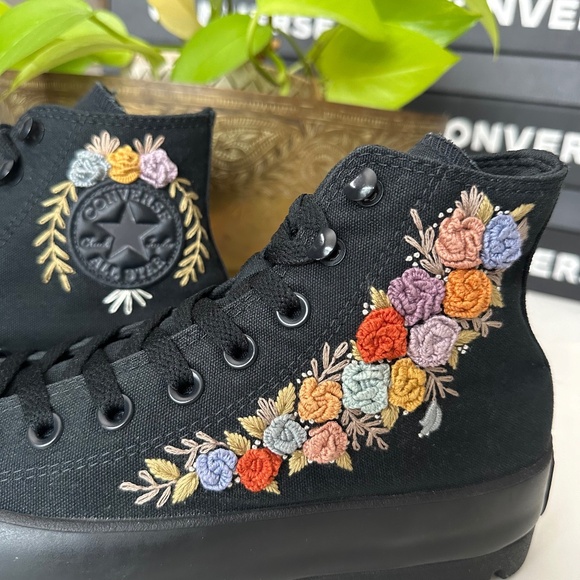 Hand Embroidered Converse High-tops - lugged sole - size 9w - Picture 3 of 11